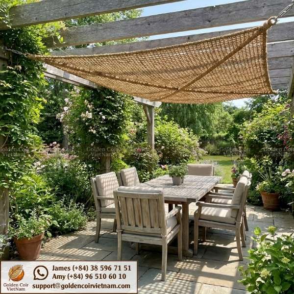 ombrage naturel terrasse avec toile en fibre de coco sur pergola bois et table extérieure