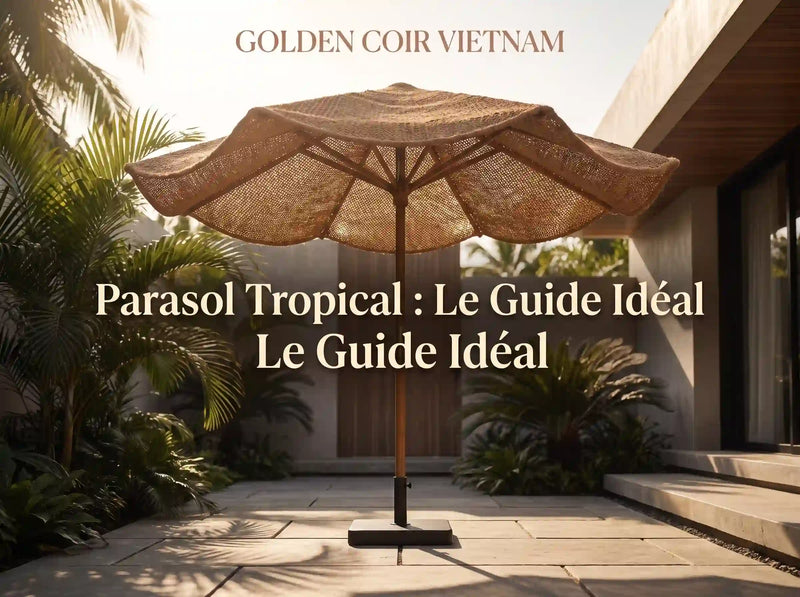Parasol tropical en fibre de coco dans un jardin exotique avec salon extérieur naturel et ombre respirante