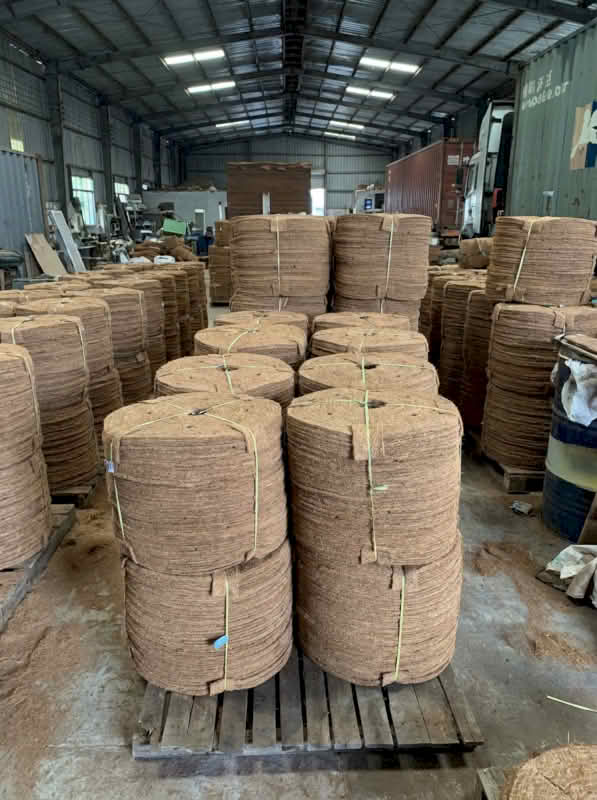 Coco Fiber Tree Ring, Natural Coir Mulch Mat for Pots, Trees, and Garden Beds - Golden Coir VietNam